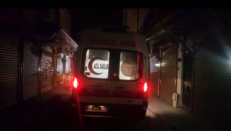Elazığ Sarayatik Mahallesi’nde bıçaklı kavga sonrası olay yerinde polis ve sağlık ekipleri müdahale ediyor