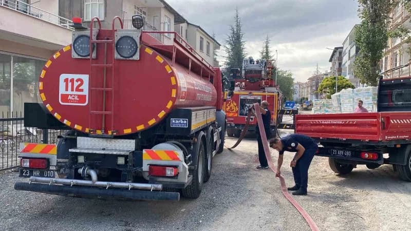 Elazığ’da bir binanın çatı kısmında çıkan yangın, İtfaiye ekiplerinin müdahalesiyle kontrol altına alınarak söndürüldü.