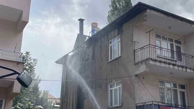 Elazığ’da bir binanın çatı kısmında çıkan yangın, İtfaiye ekiplerinin müdahalesiyle kontrol altına alınarak söndürüldü.