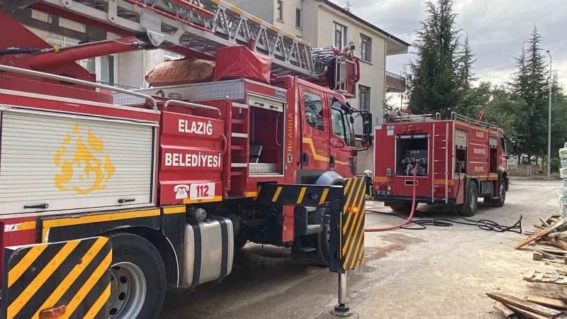Elazığ Sürsürü Mahallesi'nde 3 katlı binanın çatısında çıkan yangına müdahale eden itfaiye ekipleri