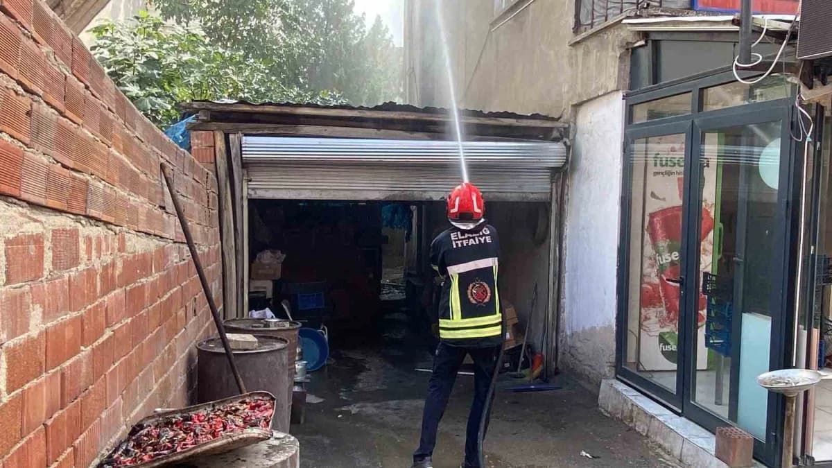 Elazığ’da bir binanın çatı kısmında çıkan yangın, İtfaiye ekiplerinin müdahalesiyle kontrol altına alınarak söndürüldü.