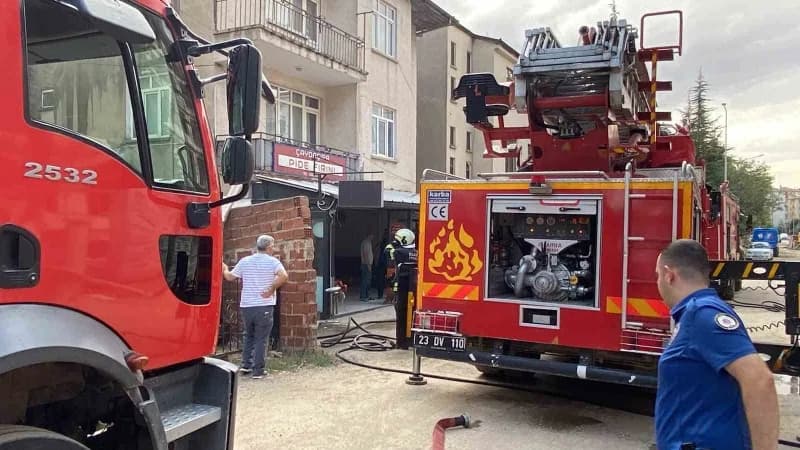 Elazığ’da bir binanın çatı kısmında çıkan yangın, İtfaiye ekiplerinin müdahalesiyle kontrol altına alınarak söndürüldü.