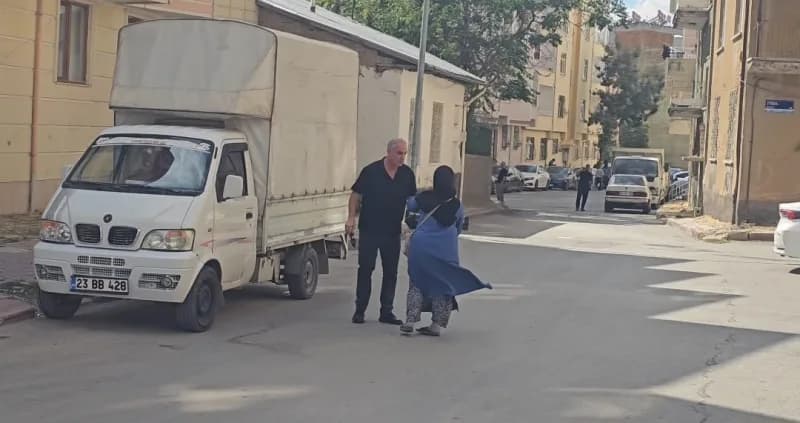 Elazığ’da cuma namazı sonrasında Zabıta ekipleri, dilencilere yönelik operasyon yaparken bir dilenci, kendisini seyyar s