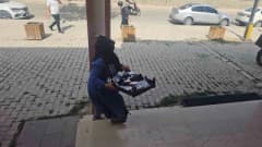 Elazığ’da zabıta ekipleri cuma namazı çıkışı dilencilere yönelik operasyon yaparken görüntü