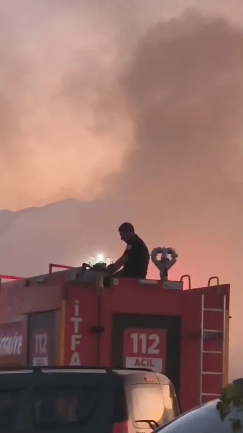 Elazığ’da bir İtfaiye personeli, çıkan arazi yangının söndürülmesinin ardından, ikindi namazı vaktinin geçmesine dakikal