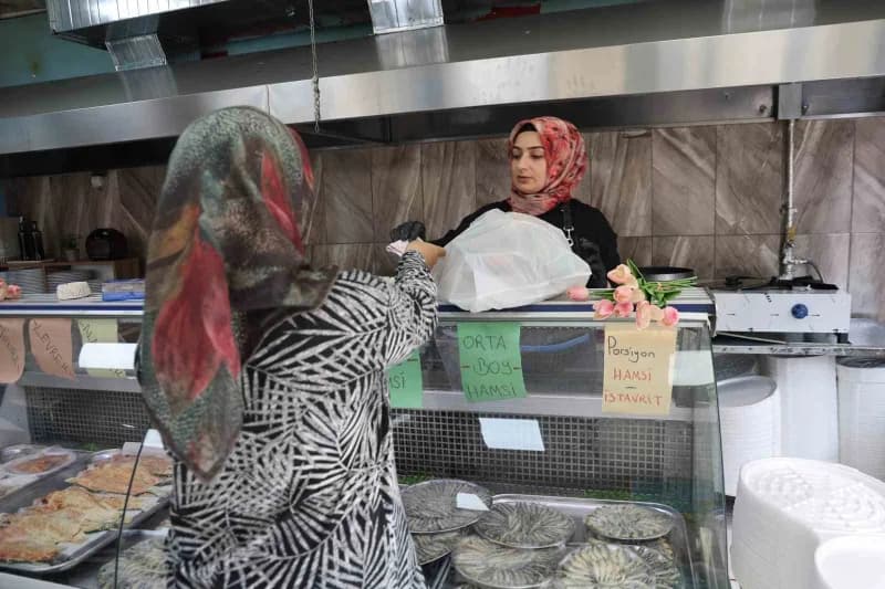 Elazığ’da baba mesleğini sürdürmek isteyen Sena Tunç, yakınlarının yapamazsın dediği balık ekmek dükkanında gelen sipari