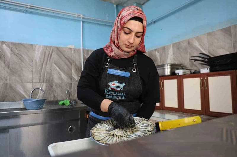 Elazığ’da baba mesleğini sürdürmek isteyen Sena Tunç, yakınlarının yapamazsın dediği balık ekmek dükkanında gelen sipari