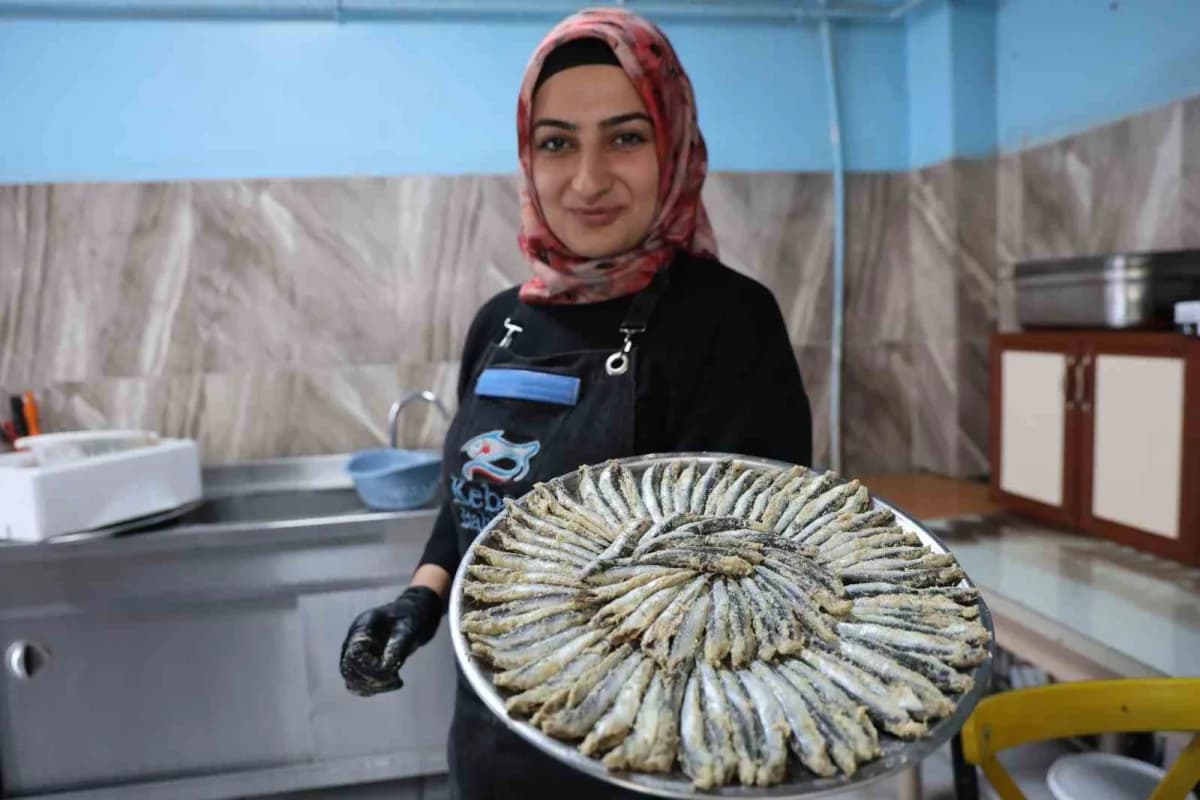 Elazığ'da balık ekmek dükkanında çalışan kadın balık ustası Sena Tunç siparişlere yetişiyor