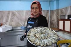 Elazığ'da balık ekmek dükkanında çalışan kadın balık ustası Sena Tunç siparişlere yetişiyor