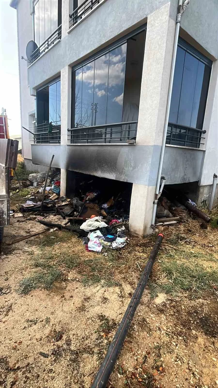 Elazığ’da bir balkonun altında çıkan yangın, ekiplerin müdahalesi ile söndürüldü.