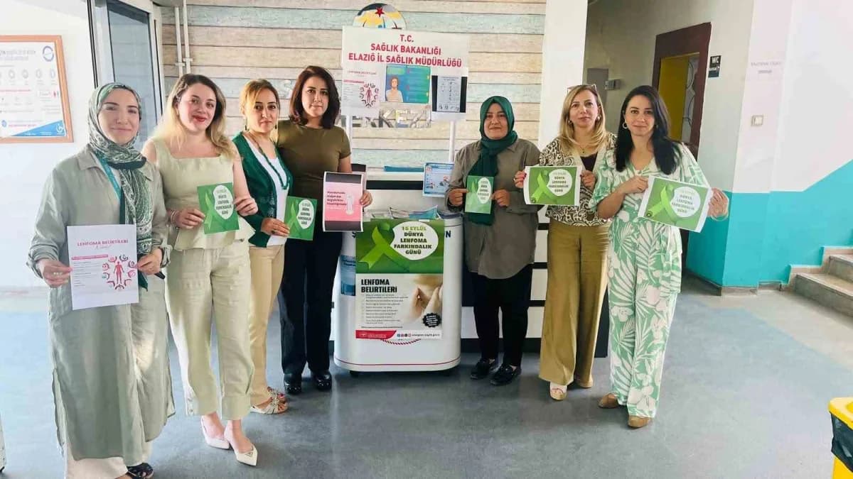 Elazığ’da lenfoma hastalığına yönelik bilgilendirme etkinliğinde kurulan stant ve sağlık personeli vatandaşlara bilgi ve