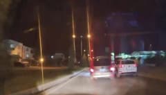 Elazığ Atatürk Bulvarı’nda trafikte makas atan hafif ticari araç görüntüsü