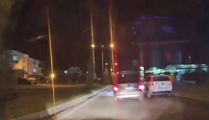 Elazığ Atatürk Bulvarı’nda trafikte makas atan hafif ticari araç görüntüsü