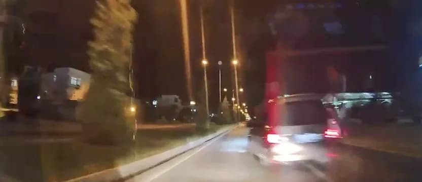 Elazığ’da hafif ticari aracın, makas atma anları bir aracın kamerasına yansıdı