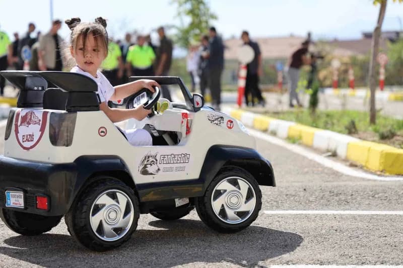 Elazığ’da çocuklarda Trafik bilinci oluşturmak amacıyla düzenlenen etkinlikte, minik öğrenciler Ulukent Trafik Eğitim Pa
