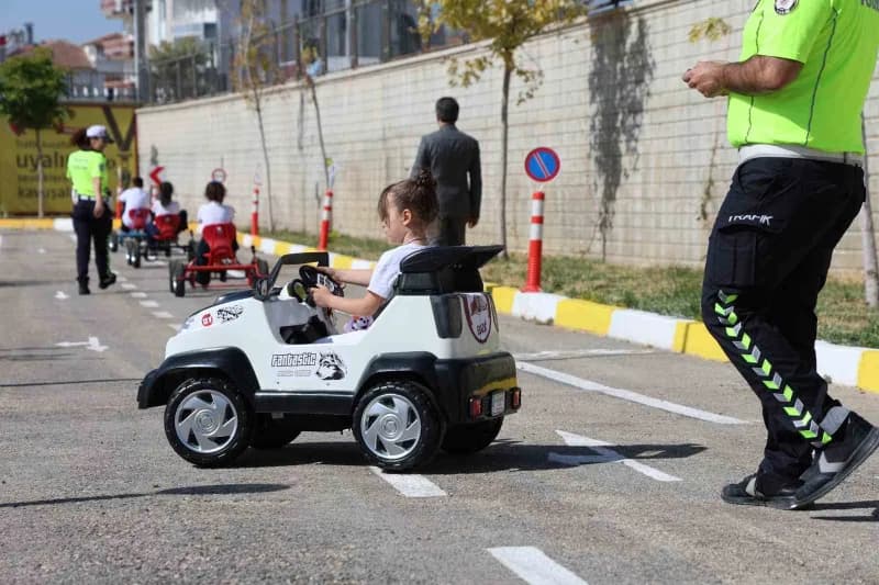 Elazığ Ulukent Trafik Eğitim Parkuru’nda çocuklar akülü araçlarla trafik kurallarını uygulamalı öğreniyor
