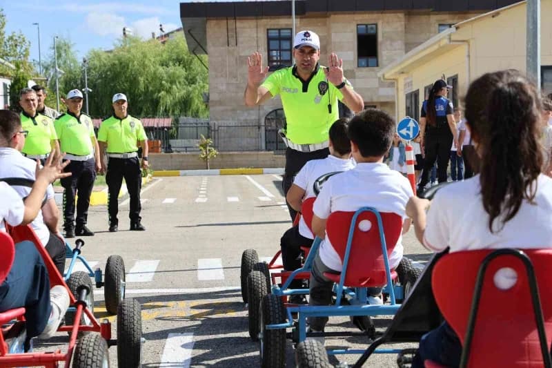 Elazığ’da çocuklarda Trafik bilinci oluşturmak amacıyla düzenlenen etkinlikte, minik öğrenciler Ulukent Trafik Eğitim Pa
