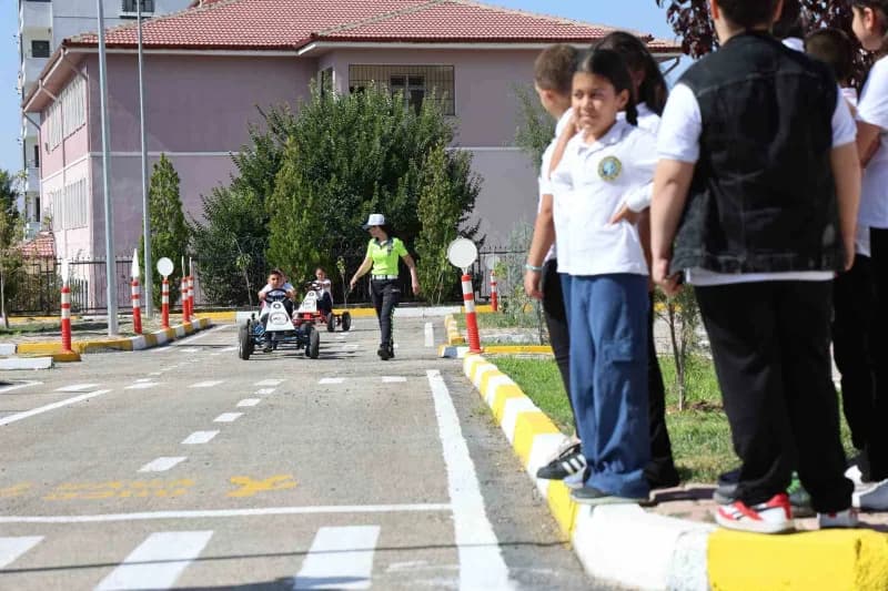Elazığ’da çocuklarda Trafik bilinci oluşturmak amacıyla düzenlenen etkinlikte, minik öğrenciler Ulukent Trafik Eğitim Pa