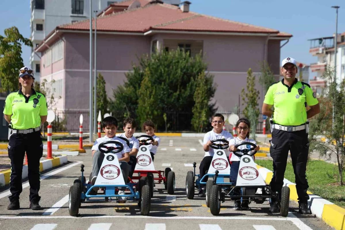 Elazığ’da çocuklarda Trafik bilinci oluşturmak amacıyla düzenlenen etkinlikte, minik öğrenciler Ulukent Trafik Eğitim Pa