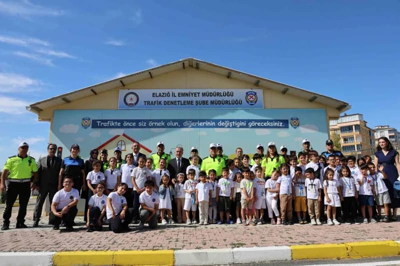 Elazığ’da çocuklarda Trafik bilinci oluşturmak amacıyla düzenlenen etkinlikte, minik öğrenciler Ulukent Trafik Eğitim Pa