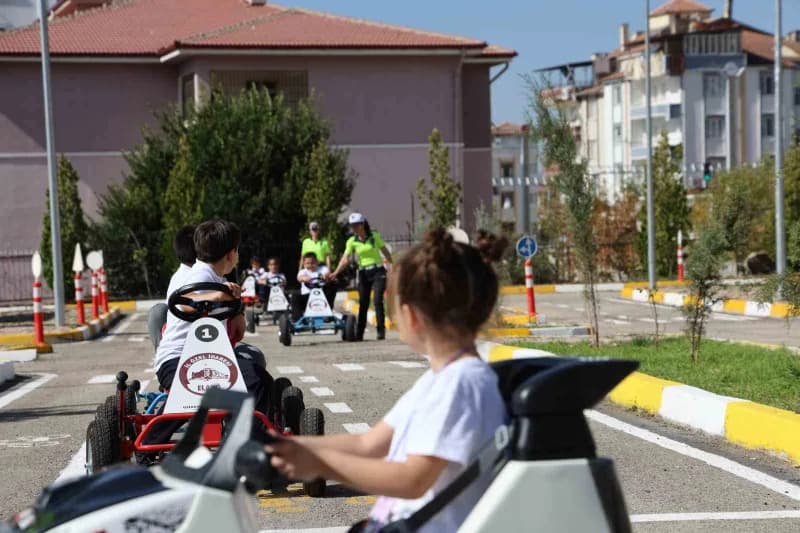 Elazığ’da çocuklarda Trafik bilinci oluşturmak amacıyla düzenlenen etkinlikte, minik öğrenciler Ulukent Trafik Eğitim Pa