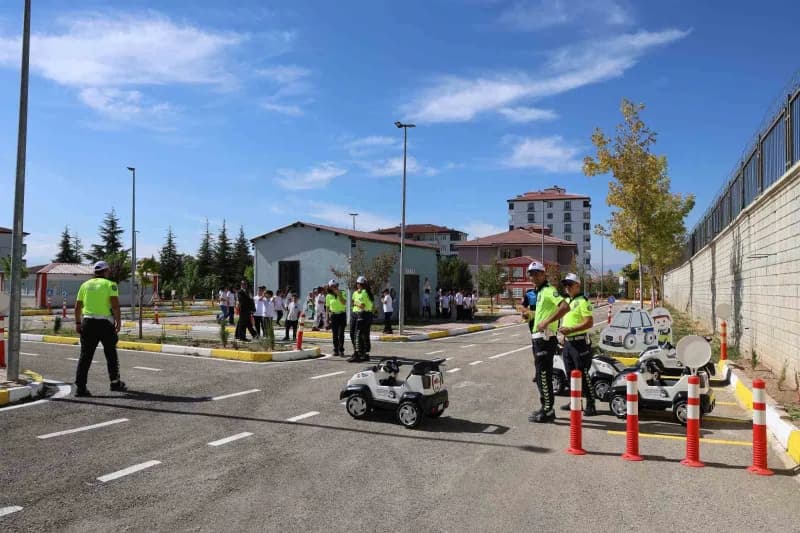 Elazığ’da çocuklarda Trafik bilinci oluşturmak amacıyla düzenlenen etkinlikte, minik öğrenciler Ulukent Trafik Eğitim Pa