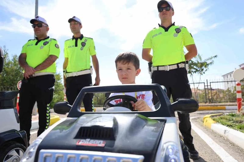 Elazığ’da çocuklarda Trafik bilinci oluşturmak amacıyla düzenlenen etkinlikte, minik öğrenciler Ulukent Trafik Eğitim Pa