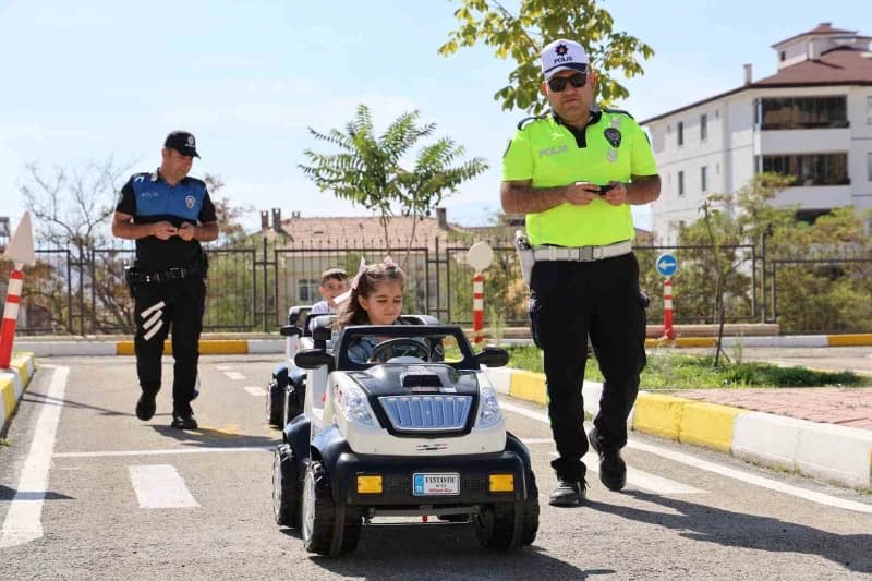 Elazığ’da çocuklarda Trafik bilinci oluşturmak amacıyla düzenlenen etkinlikte, minik öğrenciler Ulukent Trafik Eğitim Pa