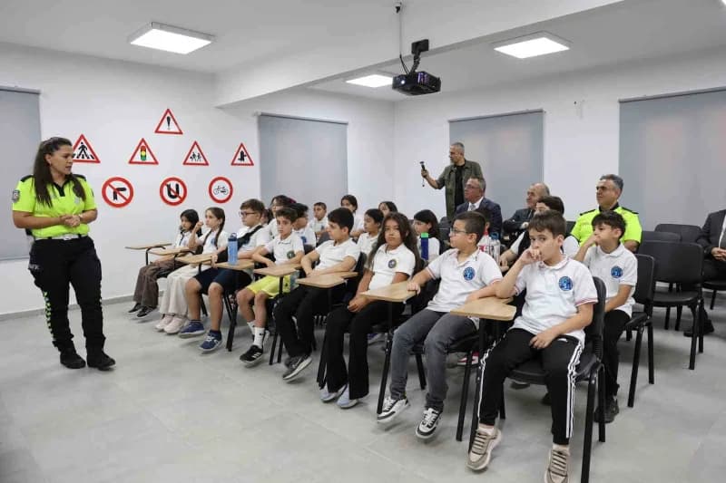 Elazığ’da çocuklarda Trafik bilinci oluşturmak amacıyla düzenlenen etkinlikte, minik öğrenciler Ulukent Trafik Eğitim Pa