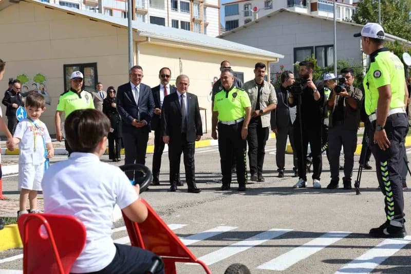 Etkinliğe, Elazığ Valisi Numan Hatipoğlu, İl Emniyet Müdürü Aydın Karan ve İl Özel İdaresi Genel Sekreteri Cemil Yatkın