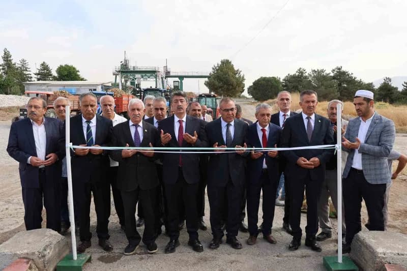 Fabrika sahasında gerçekleştirilen törene Yurtbaşı Belediye Başkanı Nihat Doğan, Elazığ Pancar Ekicileri Kooperatifi Yön