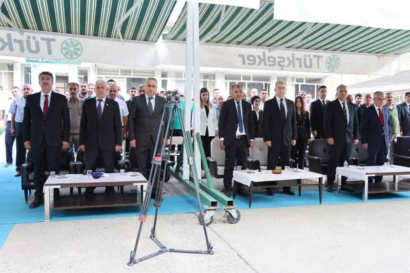 Fabrika sahasında gerçekleştirilen törene Yurtbaşı Belediye Başkanı Nihat Doğan, Elazığ Pancar Ekicileri Kooperatifi Yön