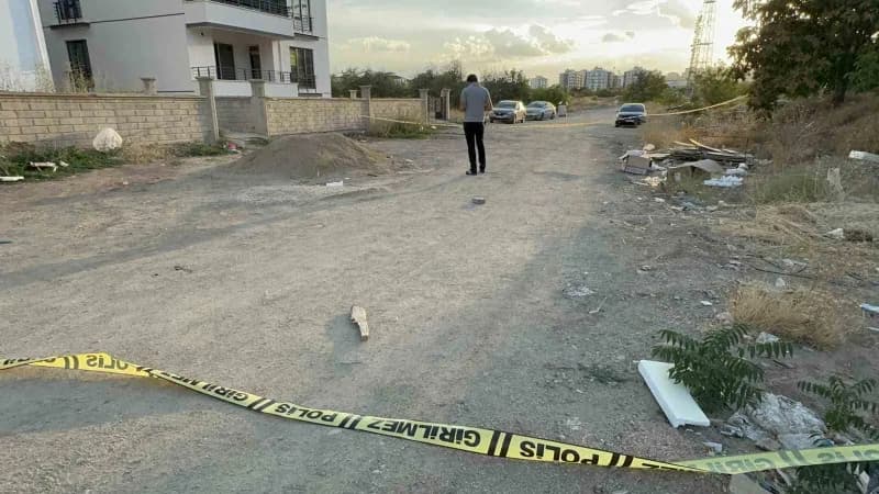 Elazığ'da iki grup arasında bir evin önünde çıkan silahlı kavgada vurulan 2 kişiden 1'i kaldırıldığı hastanede hayatını