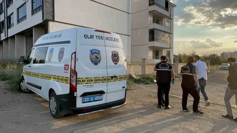 Elazığ'da iki grup arasında bir evin önünde çıkan silahlı kavgada vurulan 2 kişiden 1'i kaldırıldığı hastanede hayatını