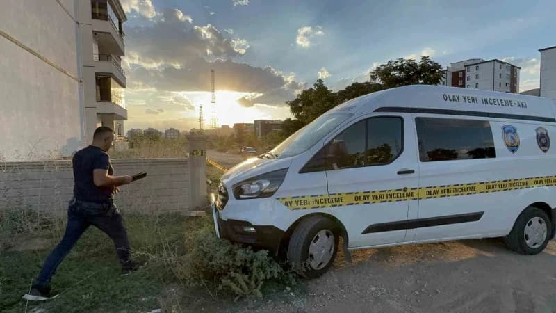 Elazığ'da iki grup arasında bir evin önünde çıkan silahlı kavgada vurulan 2 kişiden 1'i kaldırıldığı hastanede hayatını