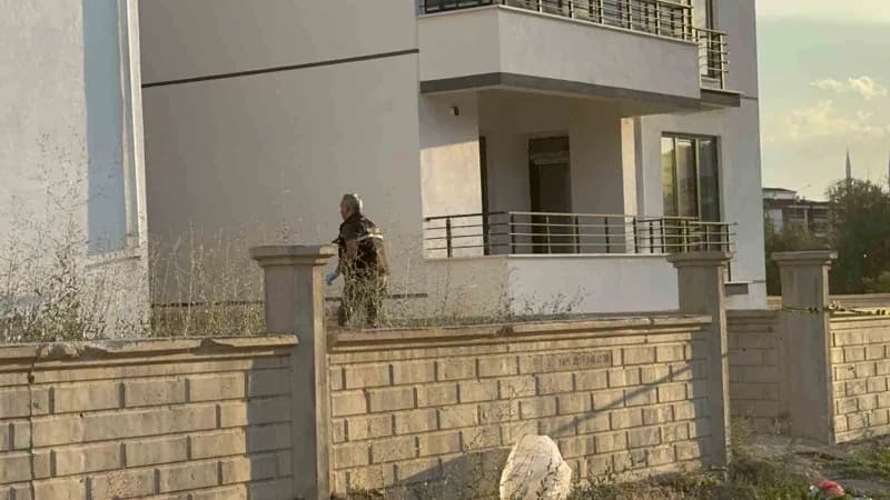Elazığ'da iki grup arasında bir evin önünde çıkan silahlı kavgada vurulan 2 kişiden 1'i kaldırıldığı hastanede hayatını