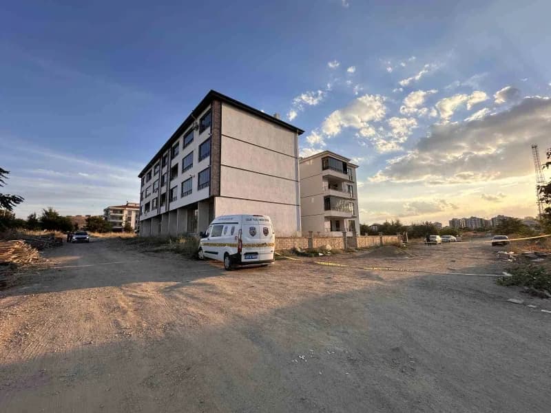 Elazığ'da iki grup arasında bir evin önünde çıkan silahlı kavgada vurulan 2 kişiden 1'i kaldırıldığı hastanede hayatını