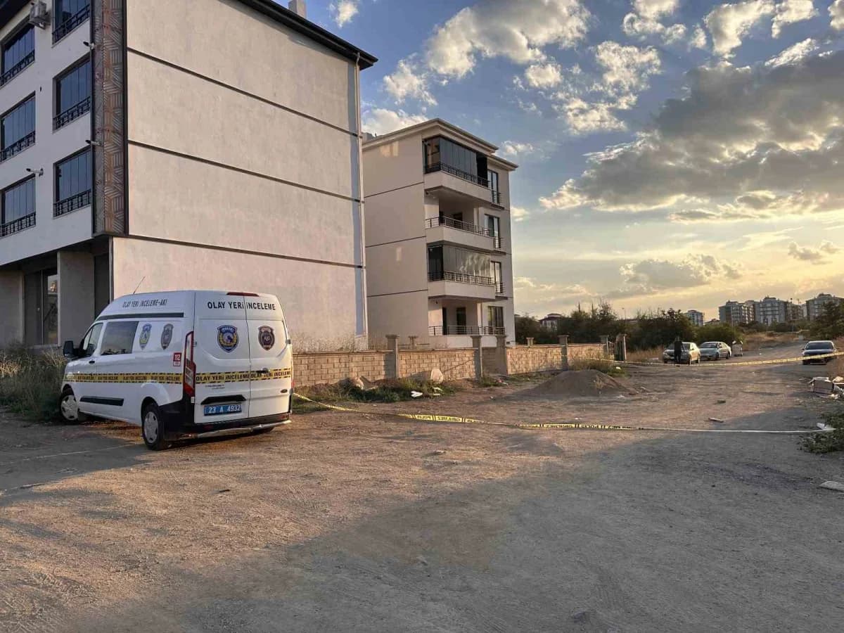 Elazığ'da iki grup arasında bir evin önünde çıkan silahlı kavgada vurulan 2 kişiden 1'i kaldırıldığı hastanede hayatını