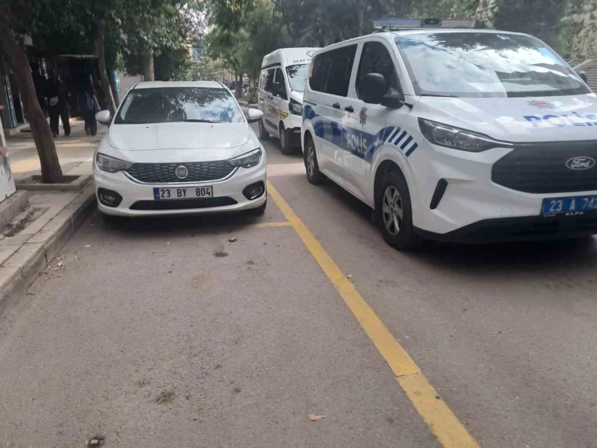 Elazığ İzzetepaşa Mahallesi Şehit İlhanlar Caddesi’nde iş yeri önünde polis ve sağlık ekipleri