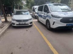 Elazığ İzzetepaşa Mahallesi Şehit İlhanlar Caddesi’nde iş yeri önünde polis ve sağlık ekipleri