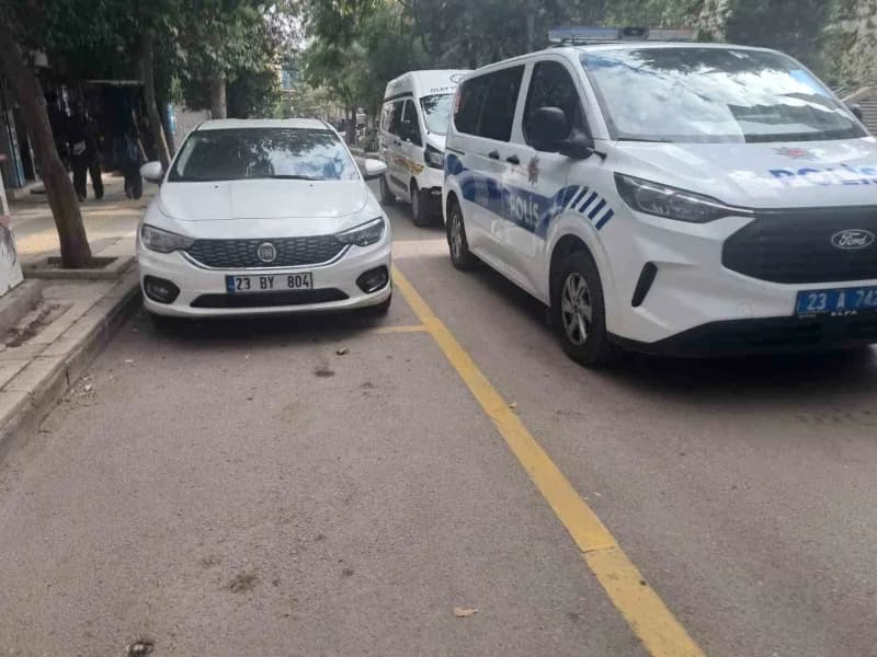 Elazığ İzzetepaşa Mahallesi Şehit İlhanlar Caddesi’nde iş yeri önünde polis ve sağlık ekipleri