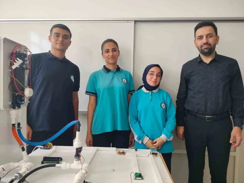 Elazığ Keban Çok Programlı Anadolu Lisesi öğrencileri su tasarrufu projesi üzerinde çalışırken