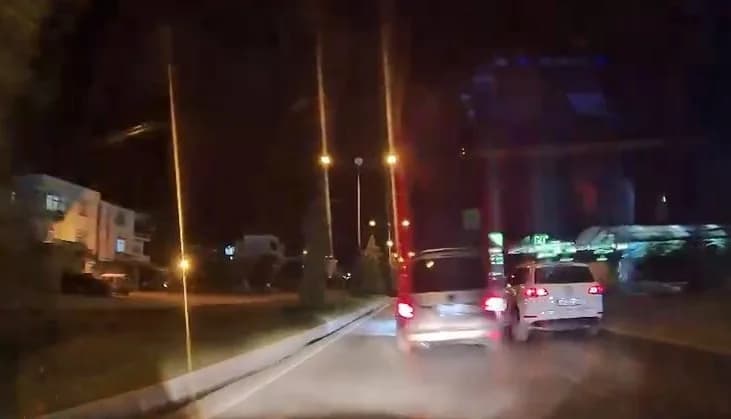 Elazığ Atatürk Bulvarı’nda trafikte tehlikeli şerit değiştiren hafif ticari araç