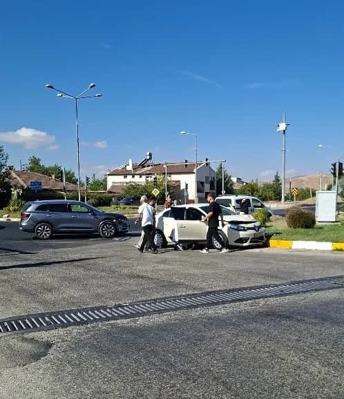 Elazığ’da iki otomobilin çarpışması sonucu meydana gelen kazada, 1 kişi yaralandı