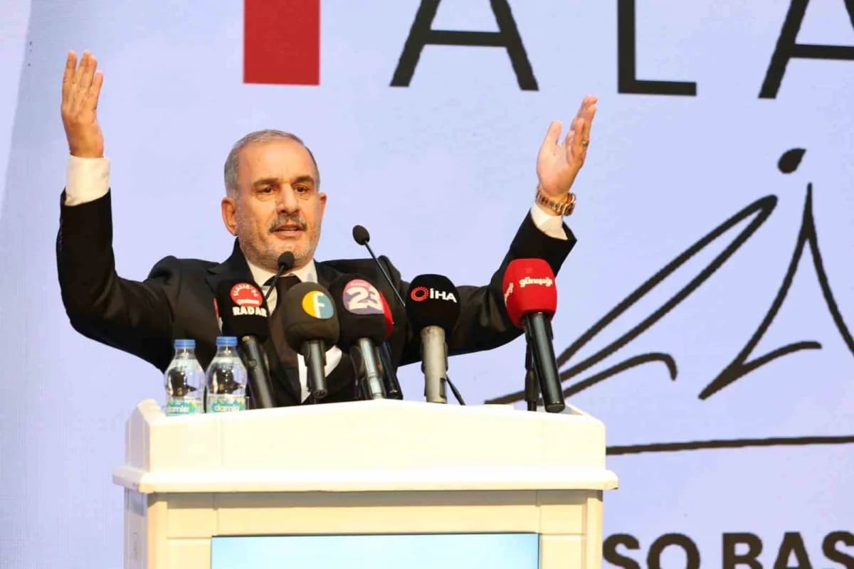 Elazığ Ticaret ve Sanayi Odası Başkanı İdris Alan aday tanıtım lansmanında konuşma yapıyor