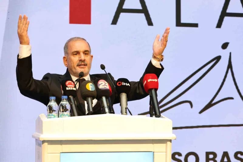 Elazığ Ticaret ve Sanayi Odası Başkanı İdris Alan aday tanıtım lansmanında konuşma yapıyor