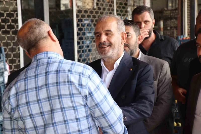 Elazığ Ticaret ve Sanayi Odası Başkanı İdris Alan, Sebze Hali ziyaretinde esnafla bir arada