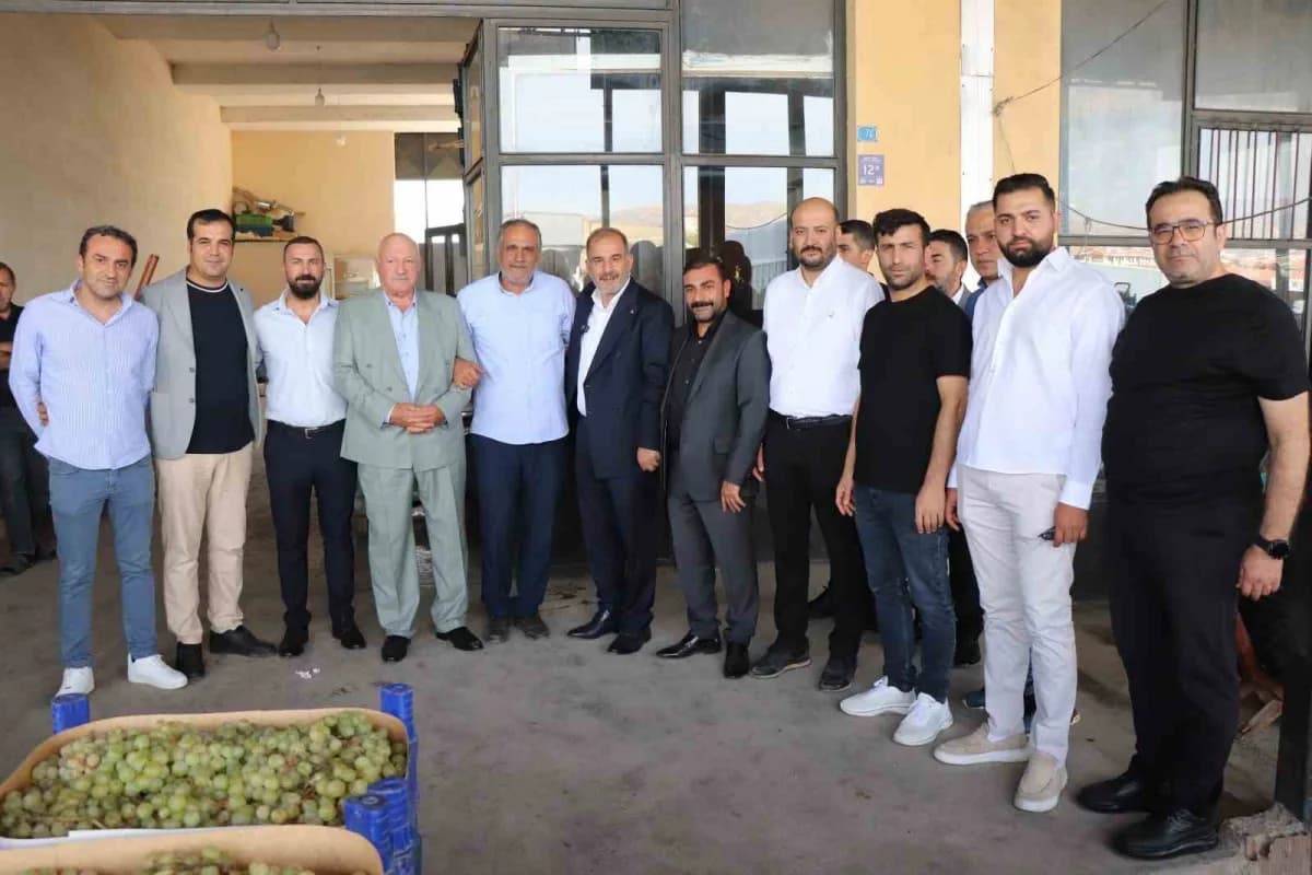 Elazığ Ticaret ve Sanayi Odası Başkanı İdris Alan, Elazığ Sebze Hali’ni ziyaret ederek komisyoncu ve esnafla bir araya g