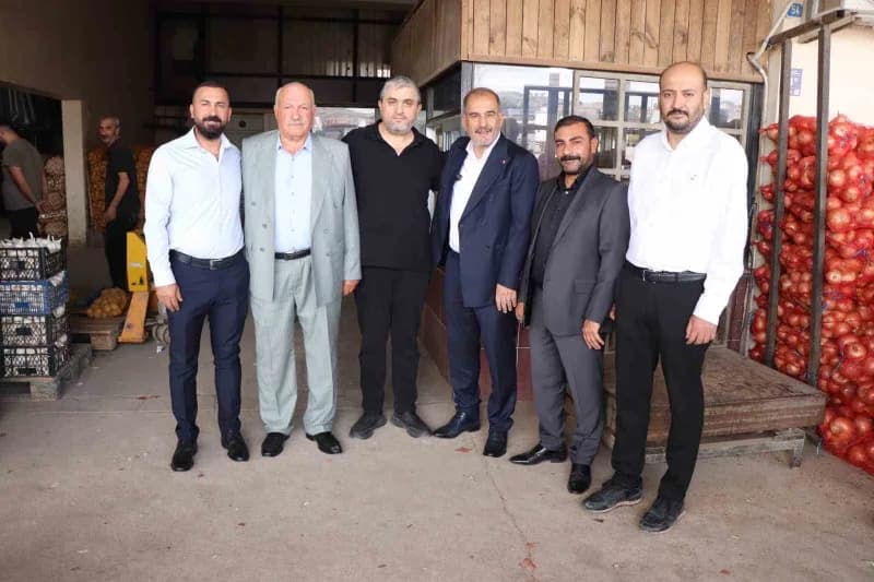 Elazığ Ticaret ve Sanayi Odası Başkanı İdris Alan, Elazığ Sebze Hali’ni ziyaret ederek komisyoncu ve esnafla bir araya g