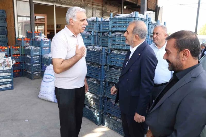 Elazığ Ticaret ve Sanayi Odası Başkanı İdris Alan, Elazığ Sebze Hali’ni ziyaret ederek komisyoncu ve esnafla bir araya g